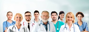 Doktor diğer doktorlar ile hastanede çalışıyor.