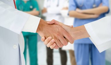 Doktor diğer doktorlar ile hastanede çalışıyor.