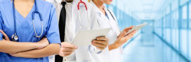 Doktor diğer doktorlar ile hastanede çalışıyor.