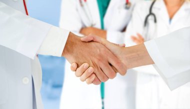 Doktor diğer doktorlar ile hastanede çalışıyor.