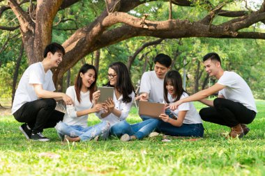 Parkta okuyan genç öğrencilerden oluşan ekip.