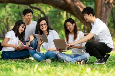 Parkta okuyan genç öğrencilerden oluşan ekip.