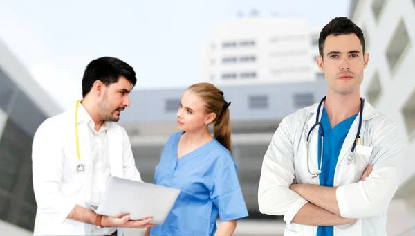 Médico que trabalha no hospital com outros médicos . — Fotografia de Stock