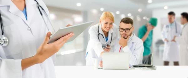 Doctor working in hospital with other doctors. — Stock Photo, Image