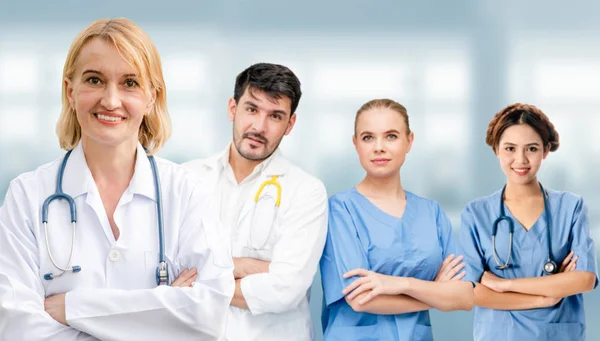 Médico que trabalha no hospital com outros médicos . — Fotografia de Stock