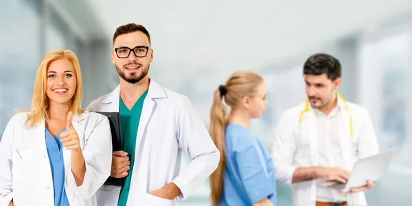 Médico que trabalha no hospital com outros médicos . — Fotografia de Stock