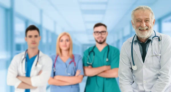 Doctor working in hospital with other doctors. — Stock Photo, Image