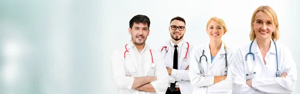 Médico que trabalha no hospital com outros médicos . — Fotografia de Stock