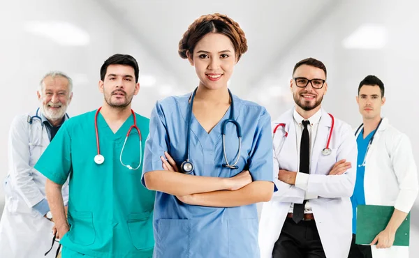 Médico que trabalha no hospital com outros médicos . — Fotografia de Stock