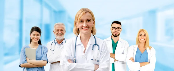 Médico que trabalha no hospital com outros médicos . — Fotografia de Stock