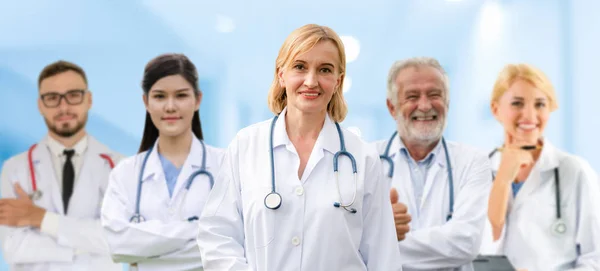 Dokter werkzaam in het ziekenhuis met andere artsen. — Stockfoto