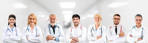 Medico che lavora in ospedale con altri medici . — Foto Stock