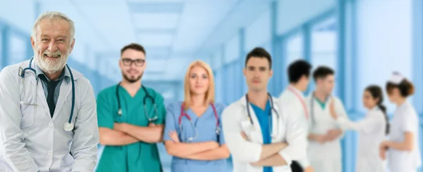 Arzt arbeitet im Krankenhaus mit anderen Ärzten zusammen. — Stockfoto