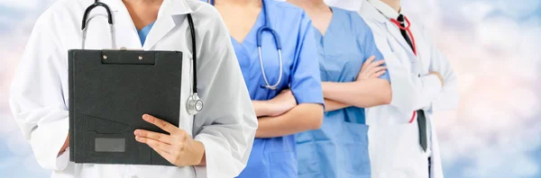 Medico che lavora in ospedale con altri medici . — Foto Stock