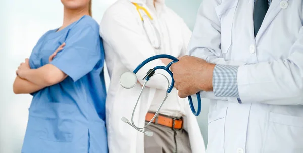 Médico que trabalha no hospital com outros médicos . — Fotografia de Stock