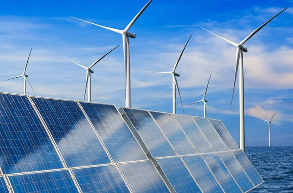 Painel solar e turbina eólica fazenda energia limpa. — Fotografia de Stock