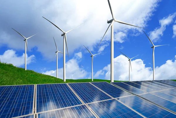 Painel solar e turbina eólica fazenda energia limpa. — Fotografia de Stock