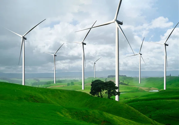 Granja de aerogeneradores en hermoso paisaje natural . — Foto de Stock