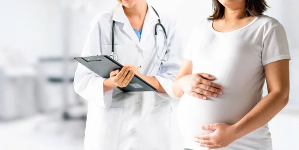 Donna incinta e ginecologo medico presso l'ospedale — Foto Stock