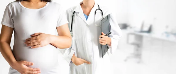 Pregnant Woman and Gynecologist Doctor at Hospital — Stock Photo, Image