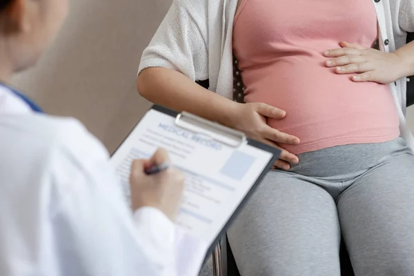 Gravid kvinna och gynekolog doktor vid sjukhuset — Stockfoto