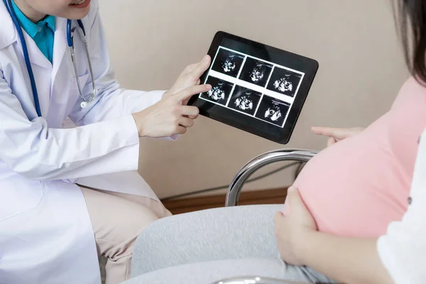 Donna incinta e ginecologo medico presso l'ospedale — Foto Stock