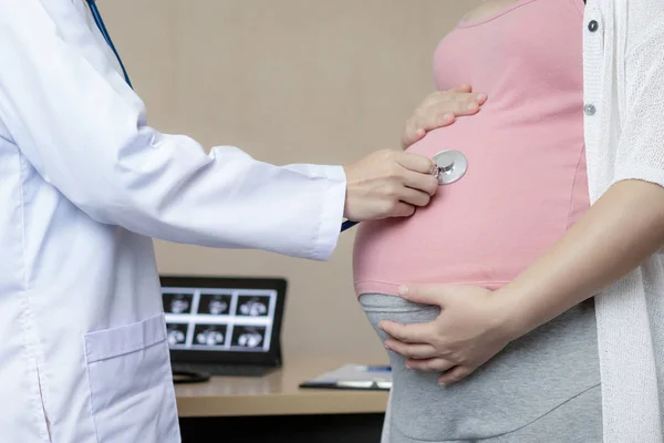 Gravid kvinna och gynekolog doktor vid sjukhuset — Stockfoto