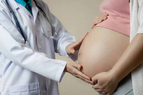 Donna incinta e ginecologo medico presso l'ospedale — Foto Stock