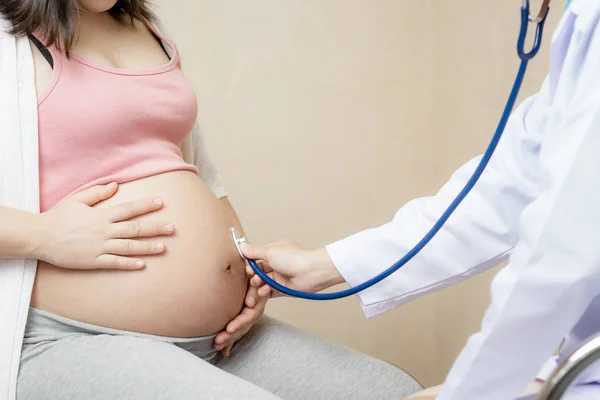 Mulher Grávida e Ginecologista Médica do Hospital — Fotografia de Stock