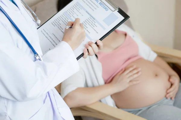 Gravid kvinna och gynekolog doktor vid sjukhuset — Stockfoto