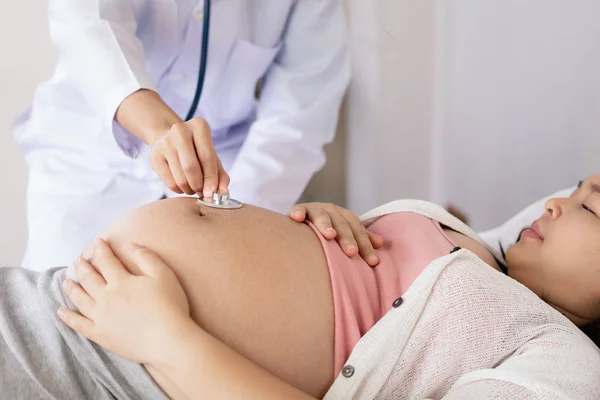 Donna incinta e ginecologo medico presso l'ospedale — Foto Stock