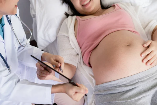 หมอหญิงตั้งครรภ์และแพทย์นรีเวชที่โรงพยาบาล — ภาพถ่ายสต็อก