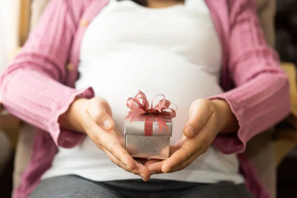 Mujer embarazada feliz y esperando un bebé en casa. — Foto de Stock