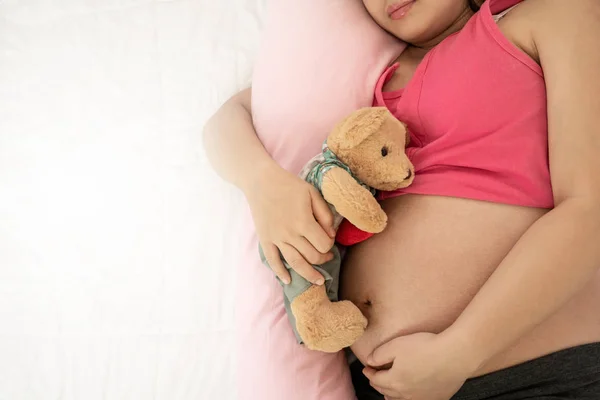 Щаслива вагітна жінка спить на ліжку в спальні . — стокове фото