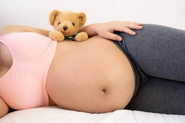 Bonne femme enceinte et attend bébé à la maison. — Photo