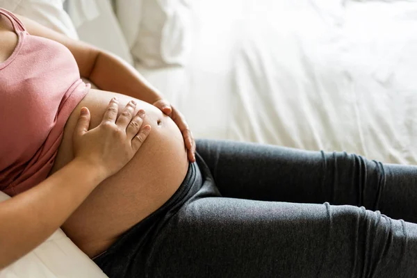 Šťastná těhotná žena a čeká dítě doma. — Stock fotografie
