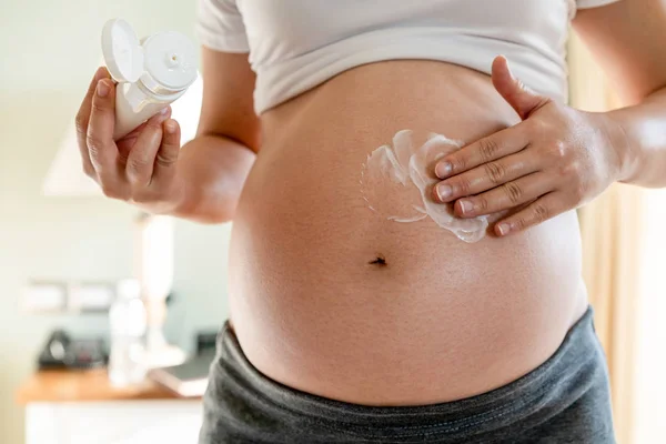 Felice donna incinta e in attesa di bambino a casa. — Foto Stock