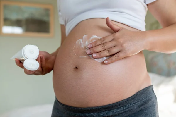 Mulher grávida feliz e esperando bebê em casa. — Fotografia de Stock