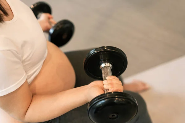 Ejercicio activo de mujer embarazada en el gimnasio. —  Fotos de Stock