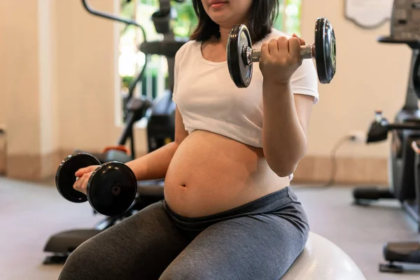 Active pregnant woman exercise in fitness center. — Stock Photo, Image