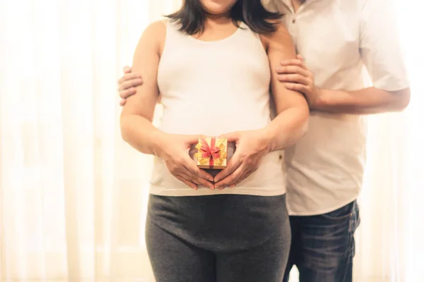 Embarazada pareja siente amor y relajarse en casa. — Foto de Stock