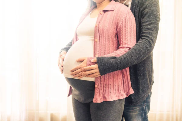 Zwanger paar voelt liefde en ontspanning thuis. — Stockfoto