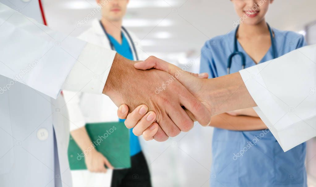 Doctor working in hospital with other doctors.