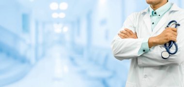 Hastane ofisinde duran erkek doktor..