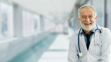 Hastanede çalışan kıdemli erkek doktor.