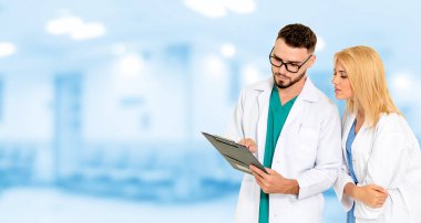 Doktorlar iş arkadaşlarıyla hastanede çalışıyorlar..