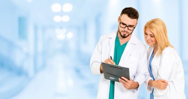 Doktorlar iş arkadaşlarıyla hastanede çalışıyorlar..