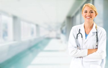 Hastane ofisinde çalışan kadın doktor..