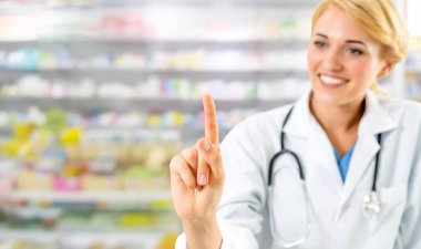 Eczanede çalışan kadın eczacı.