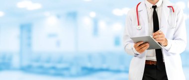 Hastanede tablet bilgisayar kullanan bir doktor..